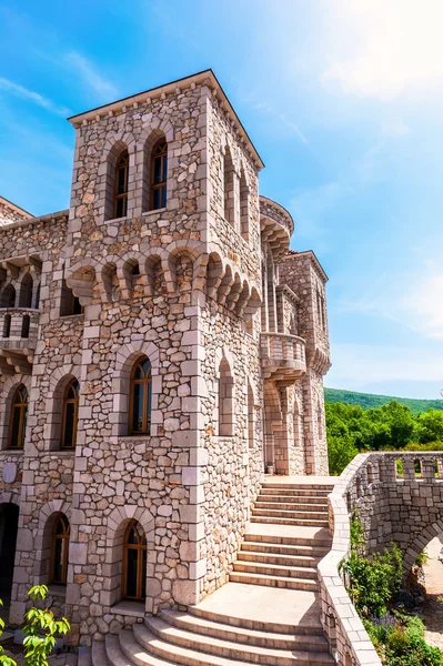 Détails architecturaux du château en pierre de style méditerranéen — Photo