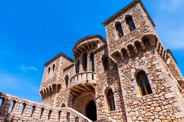 Architecturale details van het stenen kasteel in mediterrane stijl — Stockfoto
