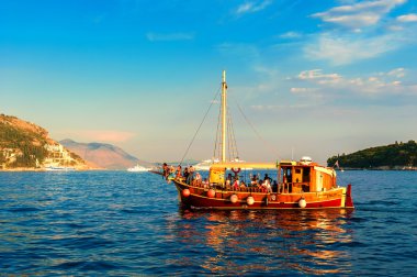 Dubrovnik yakınından Adriyatik Denizi ın eski bir gemisi günbatımında sürme turist