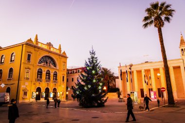 Süslü Noel ağacı Hırvat Ulusal Tiyatro önünde Split Hırvatistan