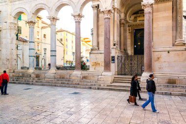 Roma İmparator Diocletian Sarayı kalıntıları Split, Hırvatistan turu: turist