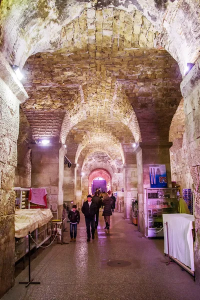 Turisté si na prohlídku historické sklepy římský císař Dioklecián ve Splitu, Chorvatsko — Stock fotografie
