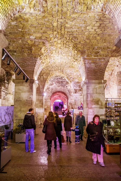 I turisti fanno un giro delle cantine storiche dell'imperatore romano Diocleziano a Spalato, Croazia — Foto Stock