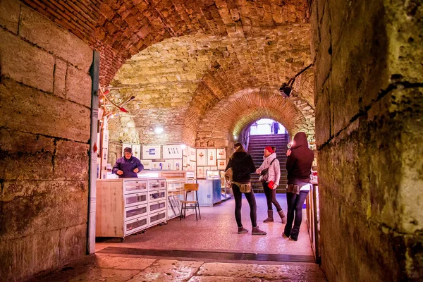 Turisté si na prohlídku historické sklepy římský císař Dioklecián ve Splitu, Chorvatsko — Stock fotografie