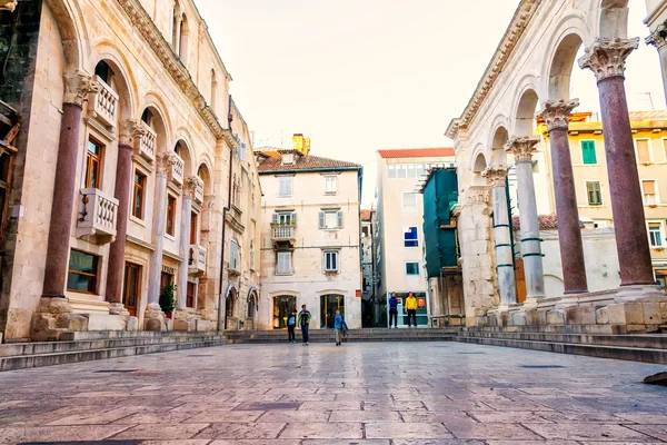 Los turistas hacen un recorrido por los restos del palacio del emperador romano Diocleciano en Split, Croacia — Foto de Stock