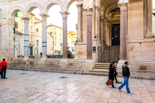Turistas fazem uma visita aos restos mortais do palácio do imperador romano Diocleciano em Split, Croácia — Fotografia de Stock