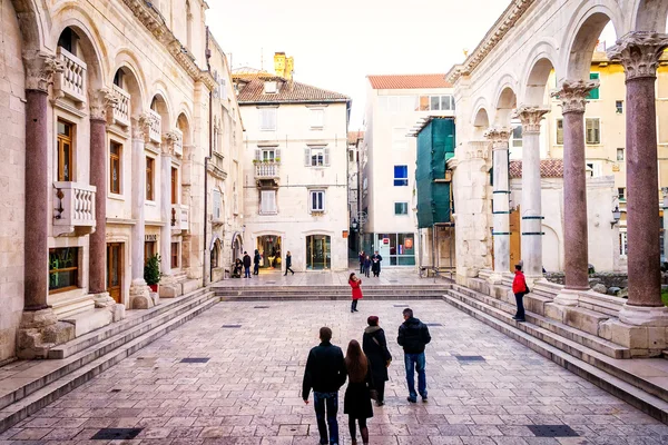 I turisti fanno un giro dei resti del palazzo dell'imperatore romano Diocleziano a Spalato, Croazia — Foto Stock