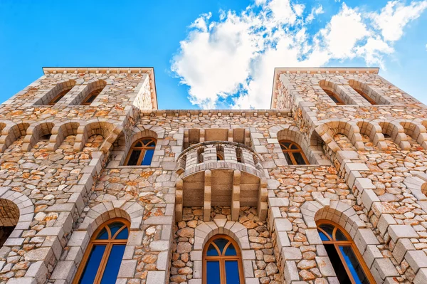 Architektonické detaily kamenného hradu v středomořském stylu — Stock fotografie