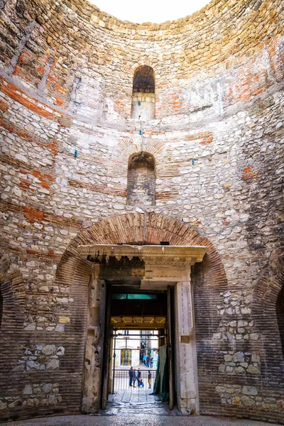 Архитектурные детали в старом городе Сплит. Дворец I — стоковое фото
