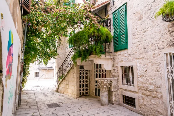 Calles estrechas en la ciudad vieja de Split en un estilo mediterráneo — Foto de Stock