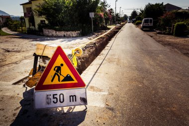 Yol çalışmaları. Yolda ve yollar kadar kazdık işareti