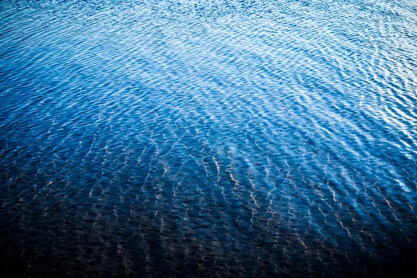 Moři svítí paprsky světla — Stock fotografie