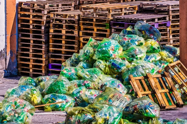 METKOVIC, CROATIA - SEPTEMBER 4: Large piles of garbage on Semptember 4, 2012. — Stock Photo, Image