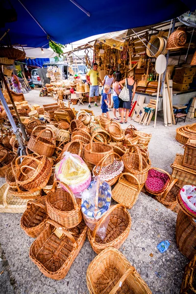 МЕТКОВИЧ, КРОАТИЯ - 20 июля: Сувениры из деревянных корзин на 20 июля 2013 года . — стоковое фото