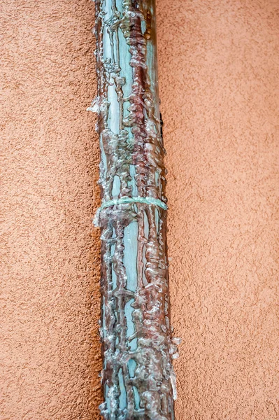 Bakır boru donmuş. Su drenaj evin çatı üzerinden.