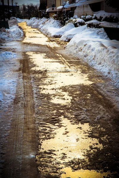 湿法街头多雪天气期间的阳光反射 — 图库照片