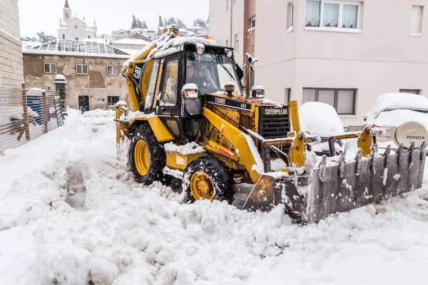 METKOVIC, CROATIA - FEBRUARY 4: Excavator cleans the streets of large amounts of snow in Metkovic, Croatia on February 4, 2012. — Stock Photo, Image