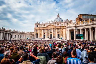 St. Peter's Meydanı birçok hacının Roma, İtalya ile dolu bir genel seyirci Papa Francis tutar