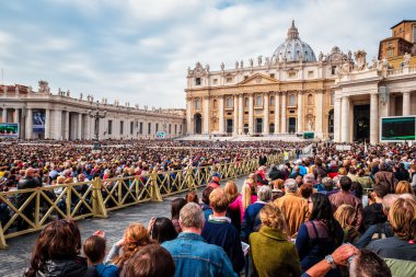 St. Peter's Meydanı birçok hacının Roma, İtalya ile dolu bir genel seyirci Papa Francis tutar