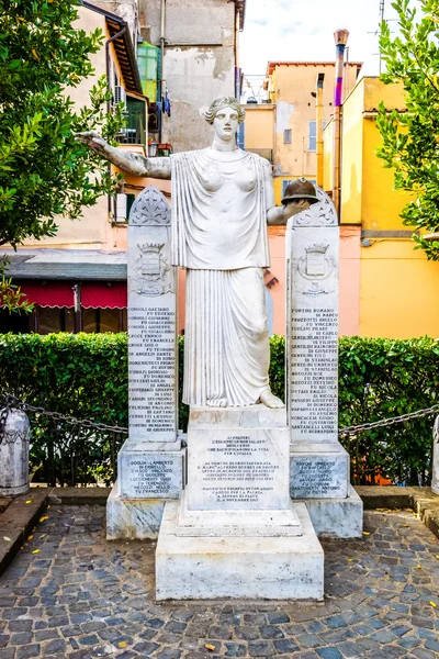 Statue commemorating fellow citizens in Grottaferrata, Italy — Stock Photo, Image