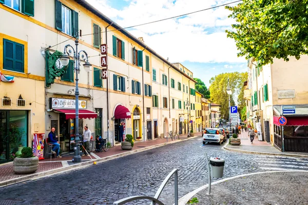 Strade e vita quotidiana della piccola città italiana vicino a Roma a Grottaferrata — Foto Stock