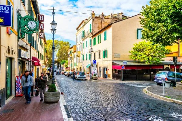 Улицы и повседневная жизнь маленького итальянского города недалеко от Рима в Гроттаферрате, Италия — стоковое фото
