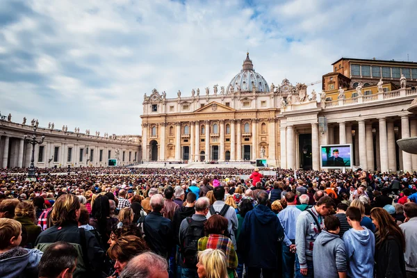 Pope Francis holds a General Audience on st. Peter's square filled with many pilgrims in Rome, Italy — Stock Photo, Image