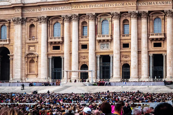 Le Pape François tient une audience générale sur la place Saint-Pierre remplie de nombreux pèlerins à Rome, Italie — Photo