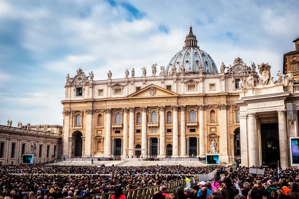 Papst Franziskus hält auf dem Petersplatz in Rom eine Generalaudienz, die von vielen Pilgern besucht wird. — Stockfoto