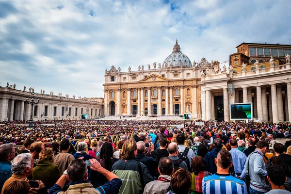 Pope Francis holds a General Audience on st. Peter's square filled with many pilgrims in Rome, Italy — Stock Photo, Image