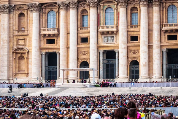 Francis papież posiada audiencji generalnej na Placu Świętego Piotra pełen wielu pielgrzymów w Rzym, Włochy — Zdjęcie stockowe