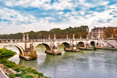 Köprü Ponte Sant Angelo Roma'da Tiber Nehri arasında