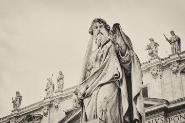 St. Paul heykeli St. Peter Bazilikası dışında