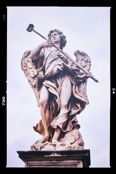 Ángel con la estatua de la esponja en el puente de Ponte Sant Angelo en Roma, Italia —  Fotos de Stock