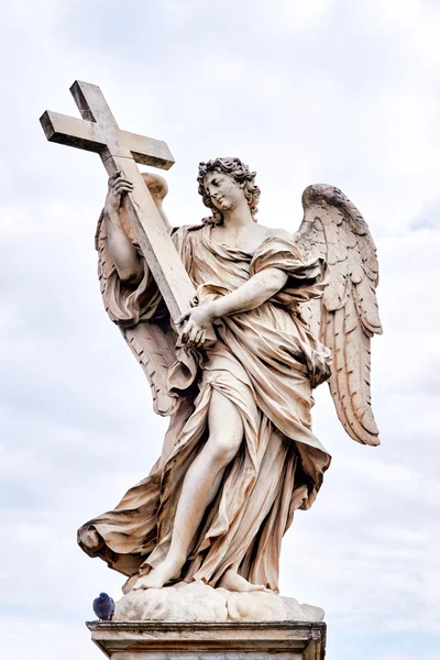 Statue d'ange avec la croix sur le pont Ponte Sant Angelo à Rome, Italie — Photo