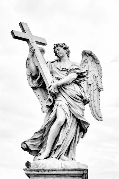 Statue d'ange avec la croix sur le pont Ponte Sant Angelo à Rome, Italie — Photo