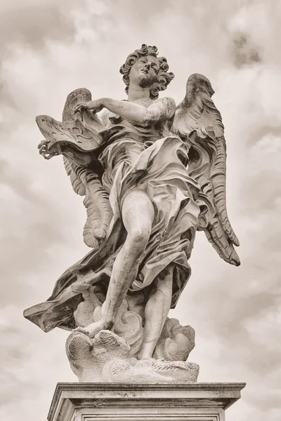 Anděl s nápisem socha na mostě Ponte Sant Angelo v Římě, Itálie — Stock fotografie