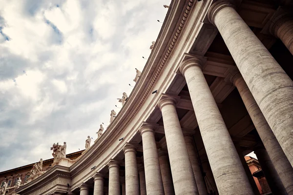 Colonnati che circondano Piazza San Pietro a Roma, Città del Vaticano — Foto Stock