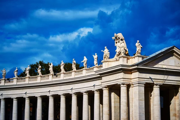 Colonnati che circondano Piazza San Pietro a Roma, Città del Vaticano — Foto Stock