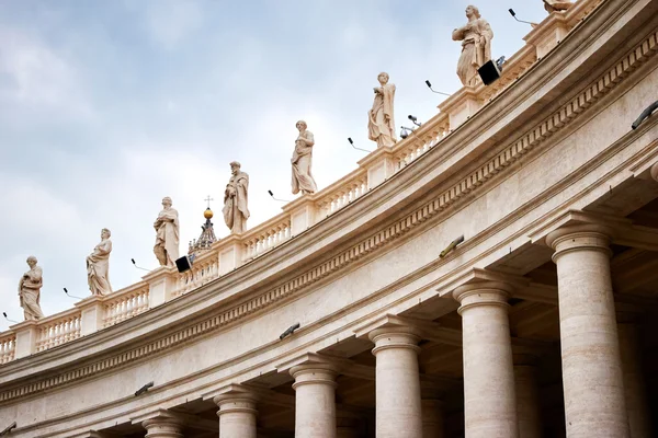 Colonnati che circondano Piazza San Pietro a Roma, Città del Vaticano — Foto Stock