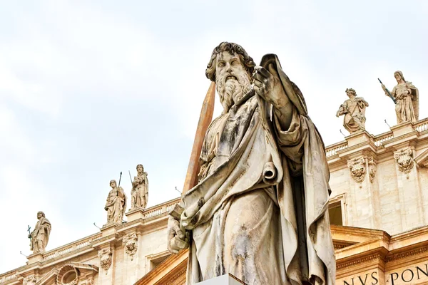 Statue of St. Paul outside the basilica of St. Peter — Stock Photo, Image