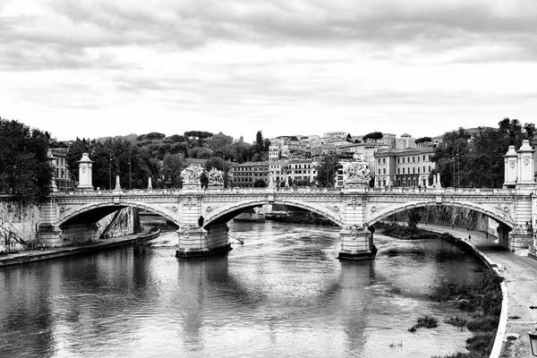 Most przez rzekę Tybru, Ponte Umberto, łączy Piazza di Ponte Umberto do Piazza dei Tribunali w Rzym, Włochy — Zdjęcie stockowe
