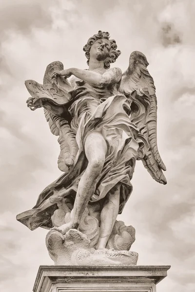 Anioł z pomnikiem Czyjże na most Ponte Sant Angelo w Rzym, Włochy — Zdjęcie stockowe