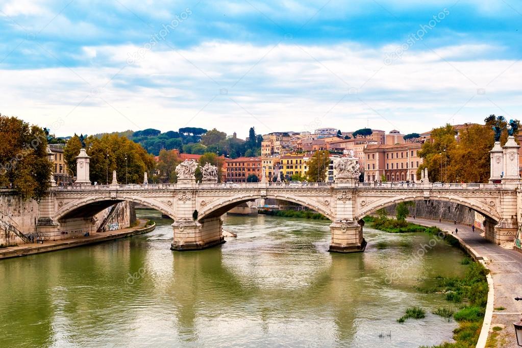 Bridge across river Tiber, Ponte Umberto, links Piazza di Ponte Umberto I to Piazza dei Tribunali in Rome, Italy