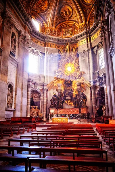 CITTÀ DEL VATICANO, VATICANO - 29 OTTOBRE: Capolavori del Bernini; Cattedra di San Pietro e Gloria, la discesa dello Spirito Santo nell'abside della basilica di San Pietro a Roma, Italia il 29 ottobre 2014 — Foto Stock