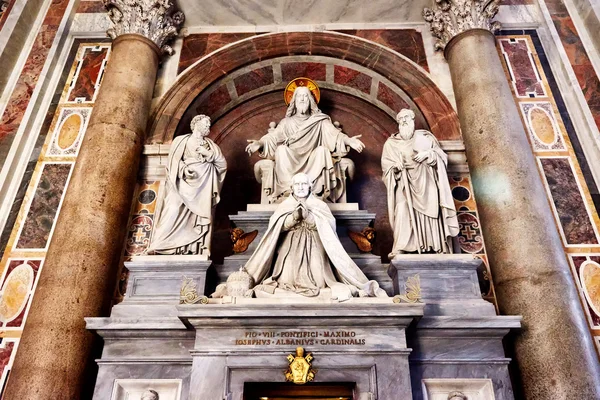 Sculptures in St. Peter's basilica in Rome showing Jesus, Saint Paul, Saint Peter and a pope — Stock Photo, Image