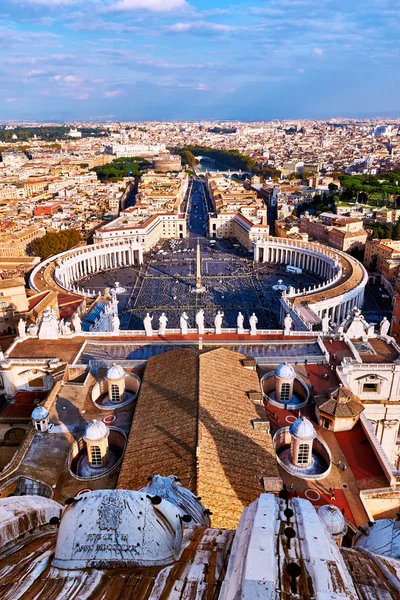 Vista panoramica della città di Roma e di Piazza San Pietro dall'alto della cupola della basilica di San Pietro — Foto Stock