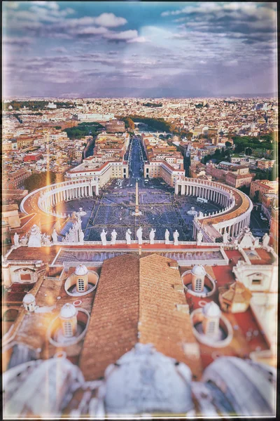 Vista panorámica de la ciudad de Roma y la Plaza de San Pedro desde lo alto de la cúpula de la basílica de San Pedro — Foto de Stock