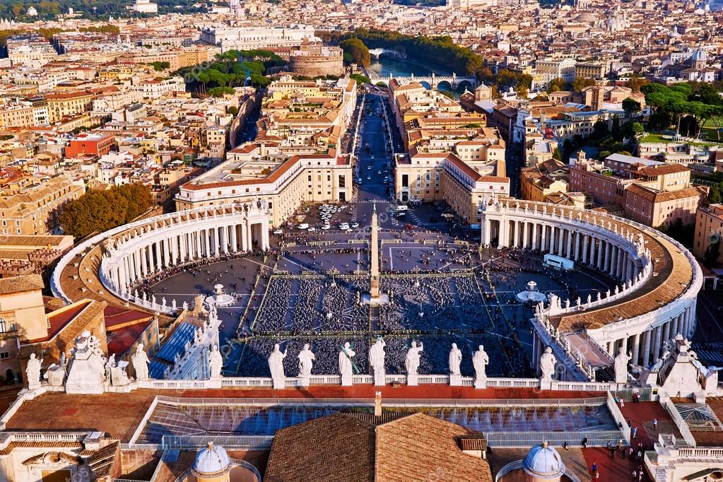 Vista panoramica della città di Roma e di Piazza San Pietro dall'alto