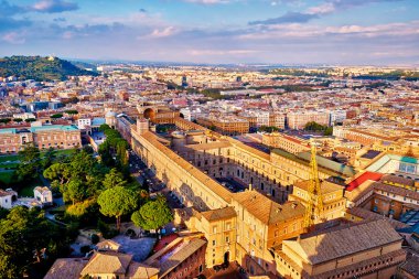 Panoramik Roma ve St. Peter Bazilikası kubbe tepesinden Vatikan Müzeleri